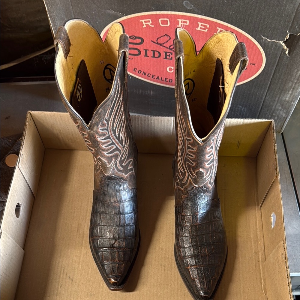 Laredo Brown Cowboy Boots with Intricate Stitching - Picture 3 of 5